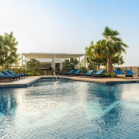 Radisson Dubai Damac Hills Hotell Exteriör bild
