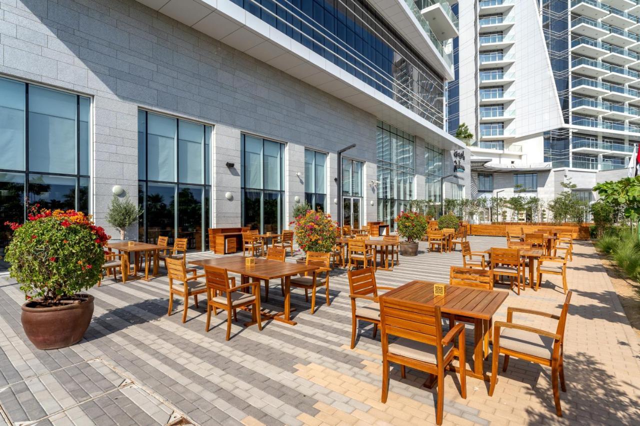 Radisson Dubai Damac Hills Hotell Exteriör bild