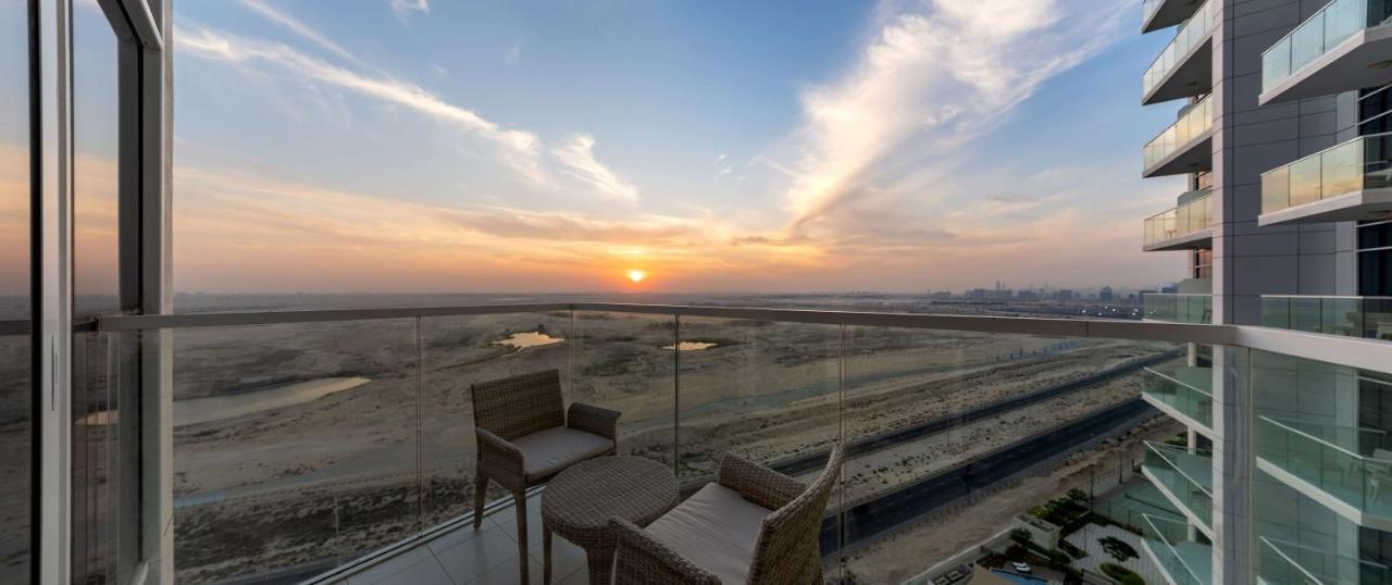 Radisson Dubai Damac Hills Hotell Exteriör bild