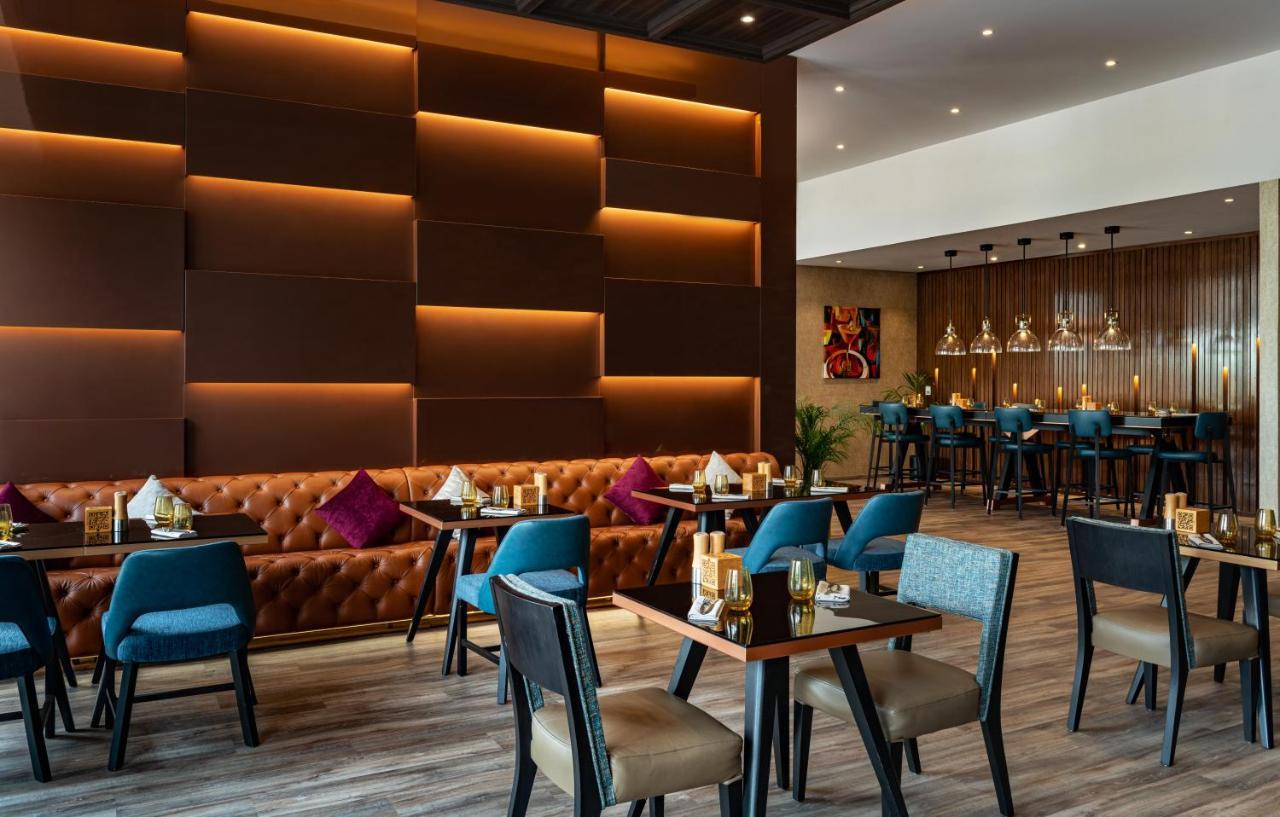 Radisson Dubai Damac Hills Hotell Exteriör bild