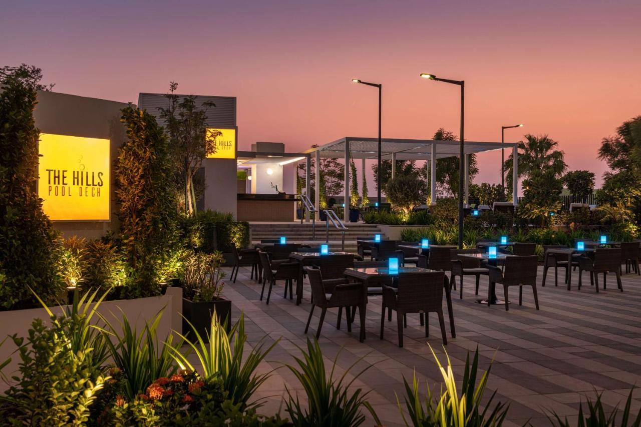 Radisson Dubai Damac Hills Hotell Exteriör bild