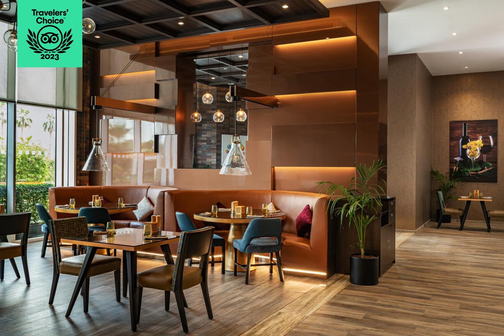 Radisson Dubai Damac Hills Hotell Exteriör bild