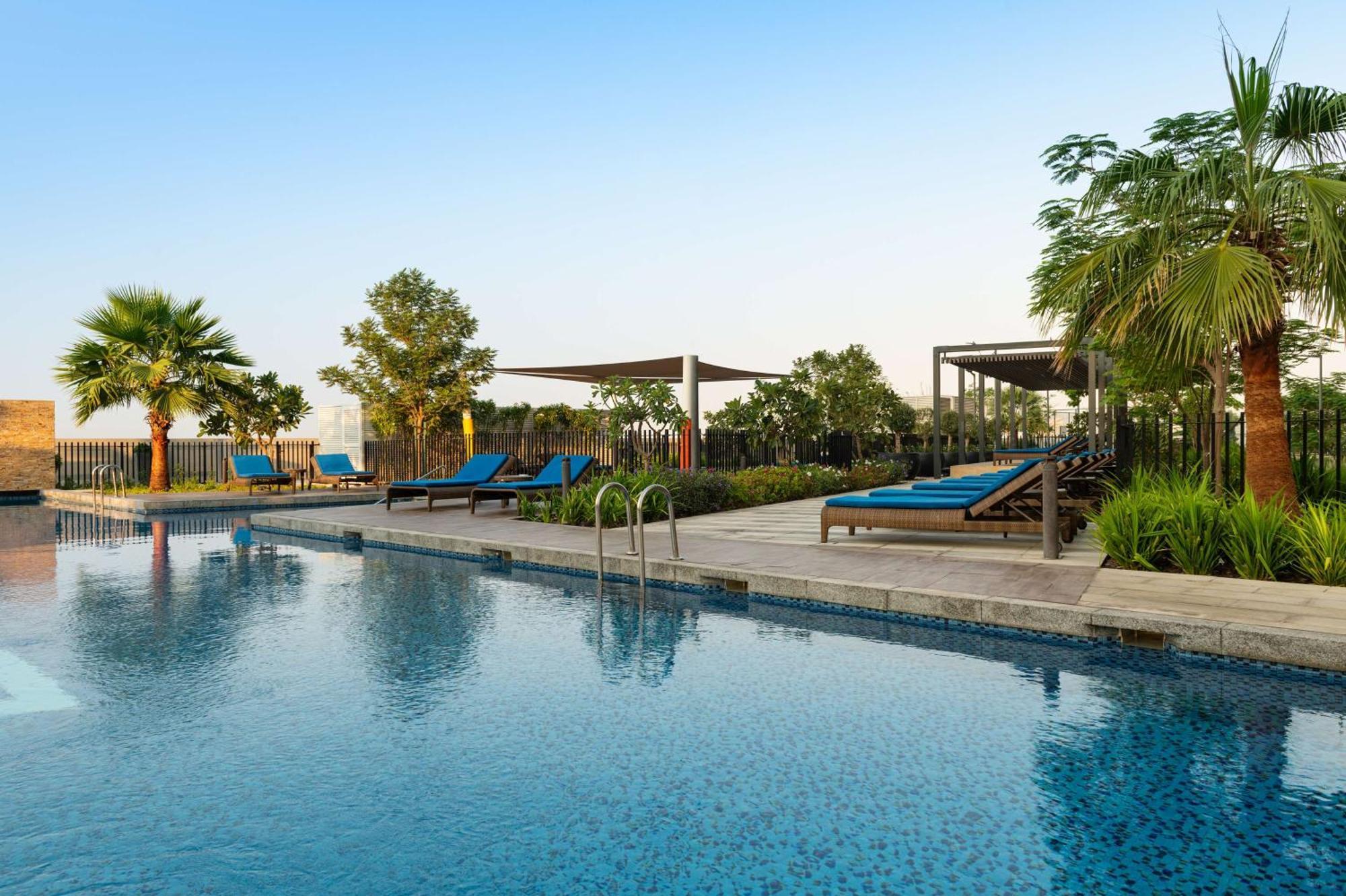 Radisson Dubai Damac Hills Hotell Exteriör bild