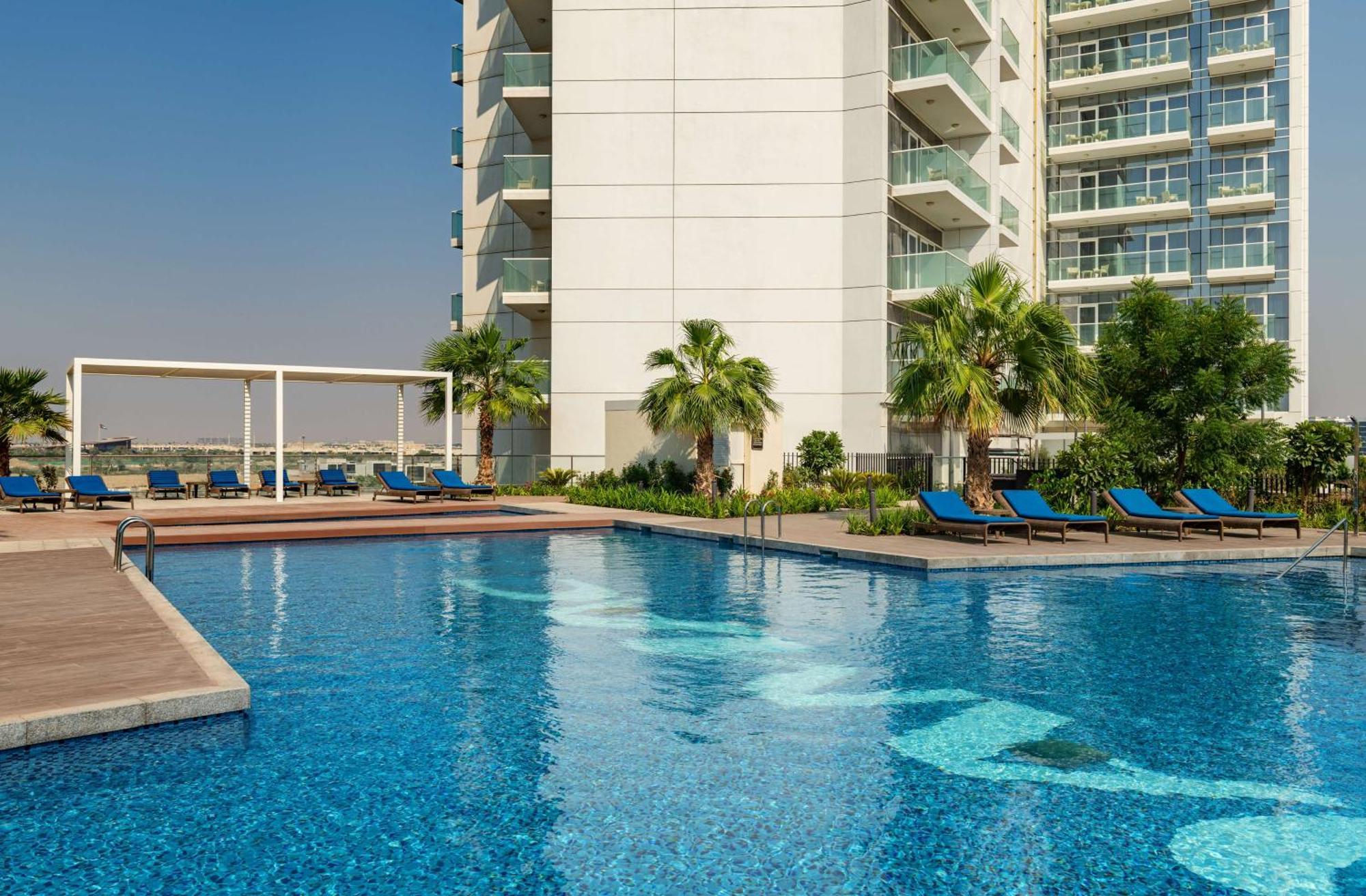 Radisson Dubai Damac Hills Hotell Exteriör bild
