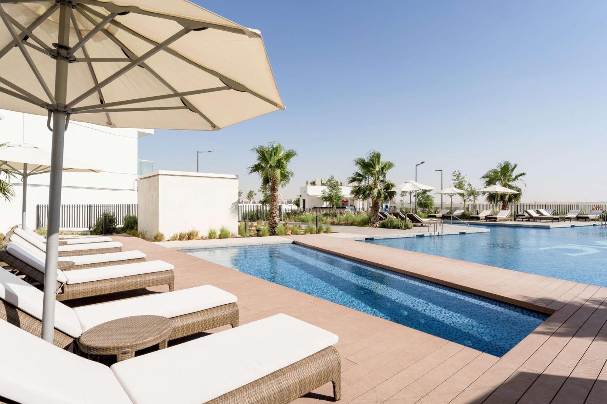 Radisson Dubai Damac Hills Hotell Exteriör bild