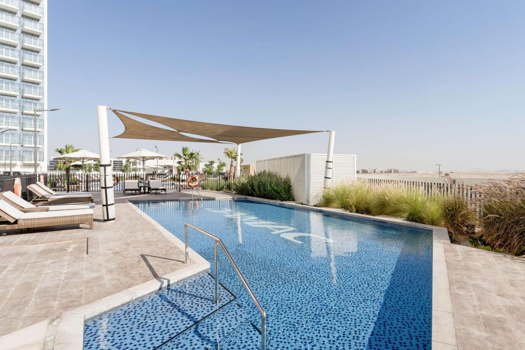 Radisson Dubai Damac Hills Hotell Exteriör bild