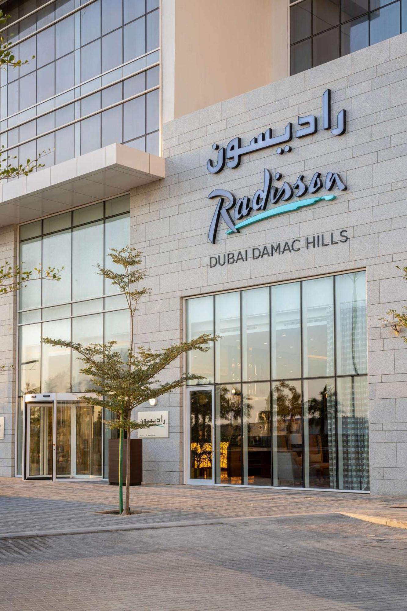 Radisson Dubai Damac Hills Hotell Exteriör bild