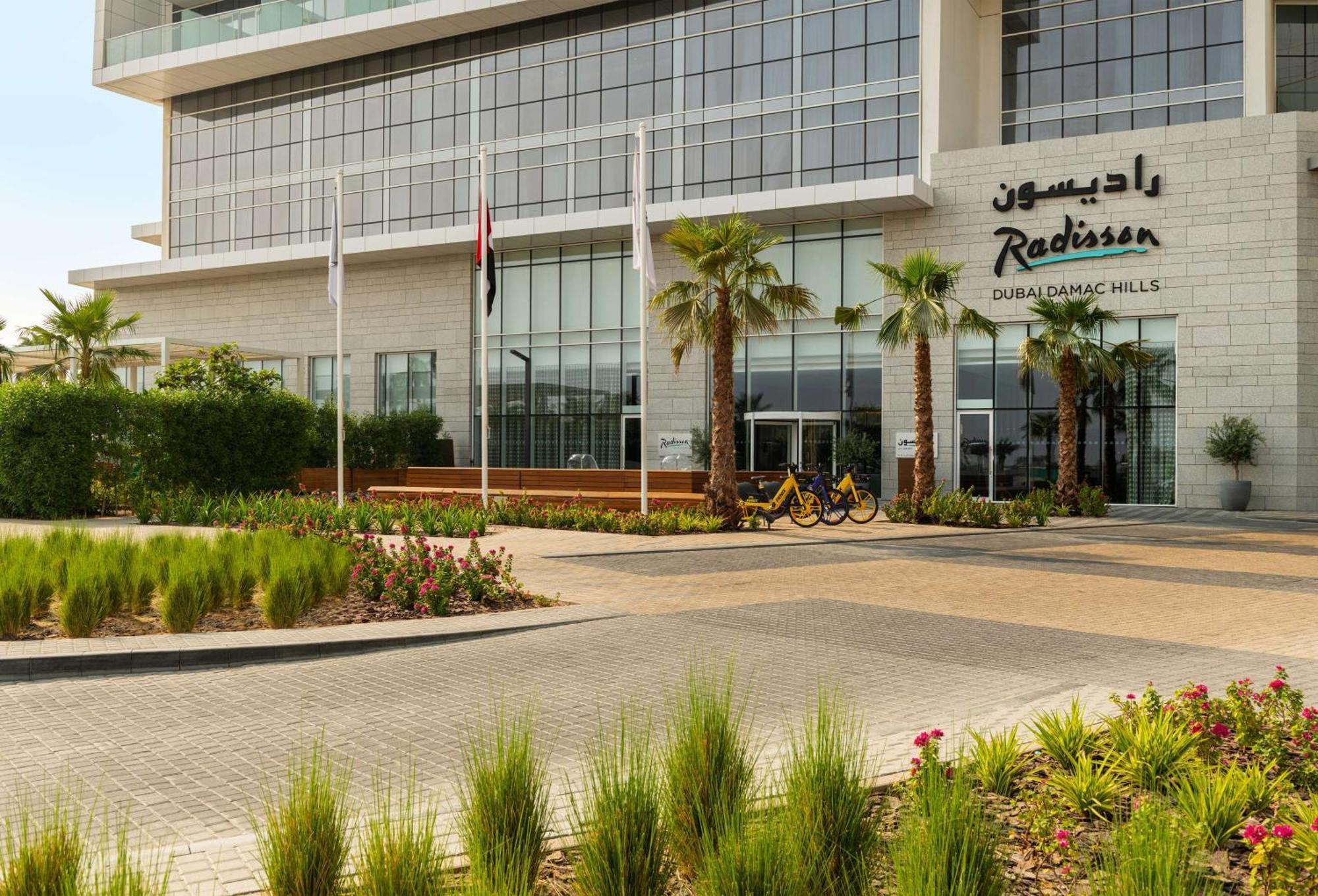 Radisson Dubai Damac Hills Hotell Exteriör bild