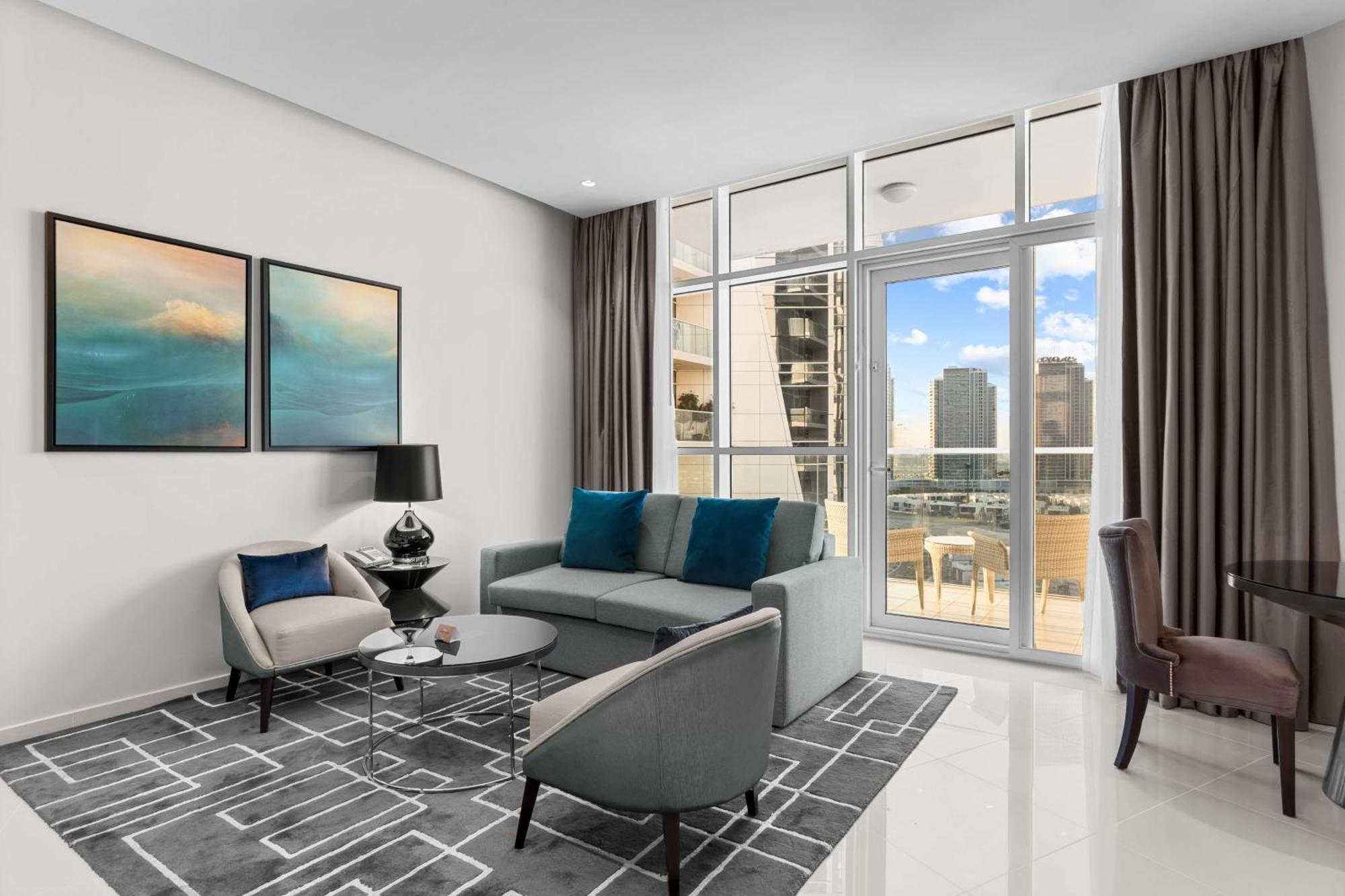 Radisson Dubai Damac Hills Hotell Exteriör bild
