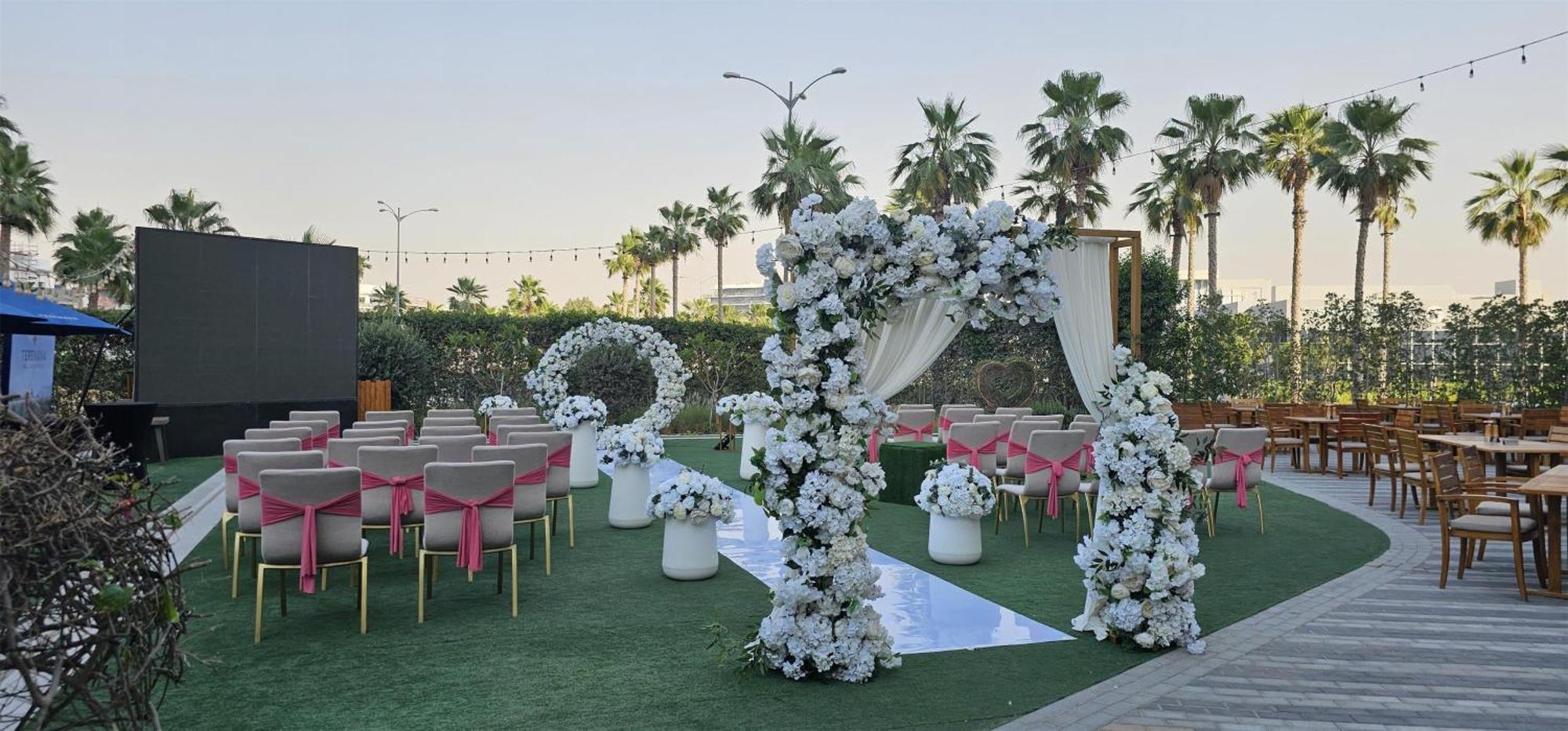 Radisson Dubai Damac Hills Hotell Exteriör bild