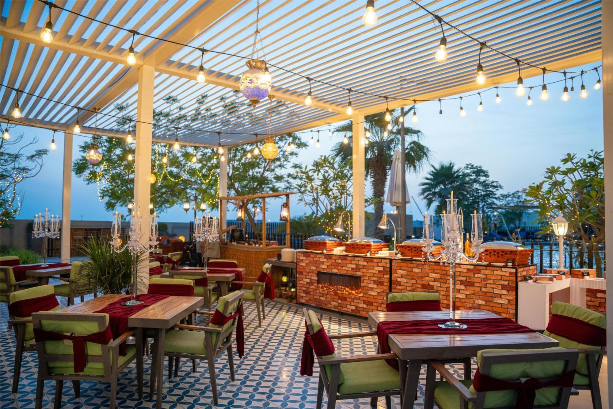 Radisson Dubai Damac Hills Hotell Exteriör bild